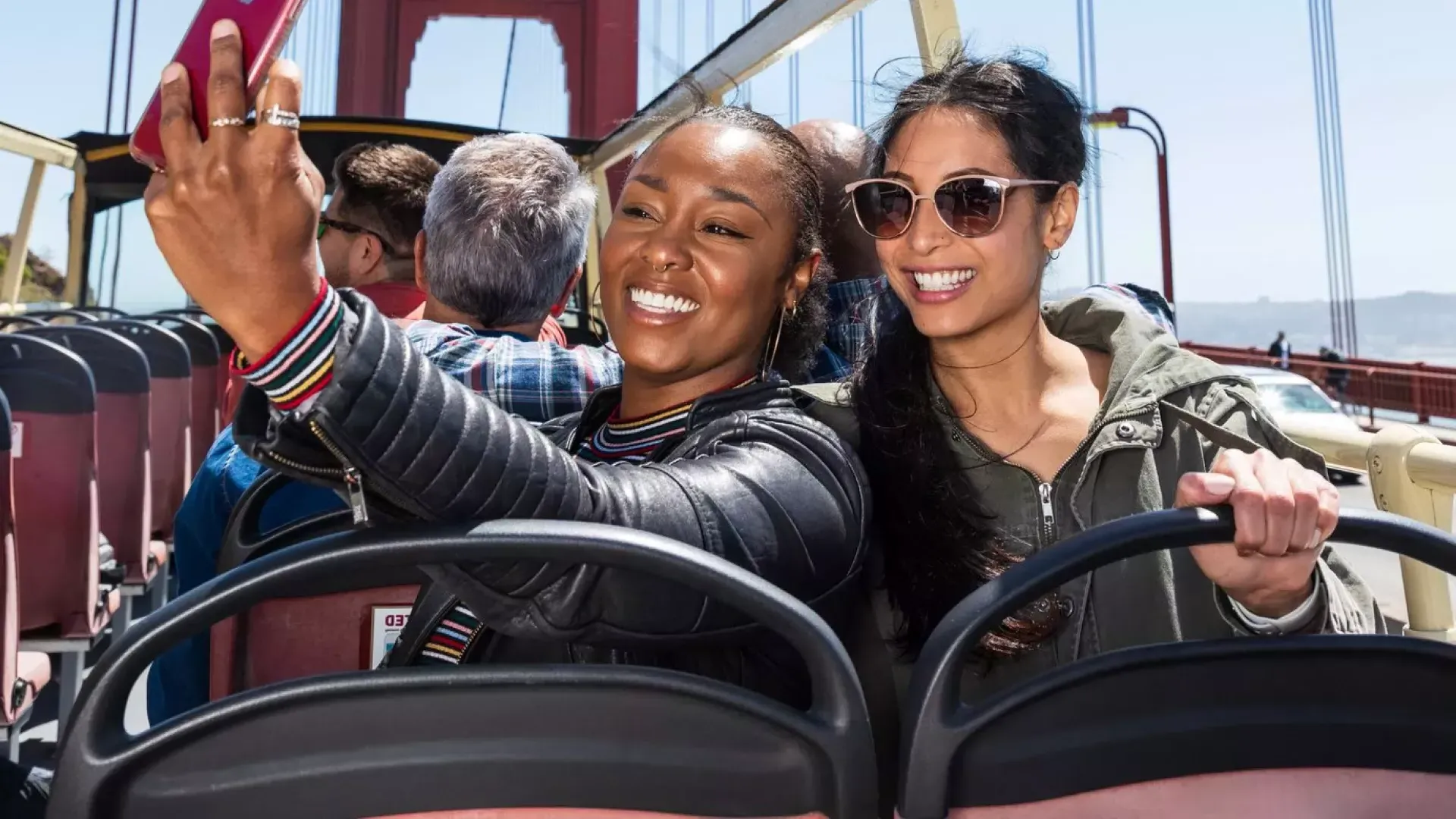 Freunde machen Selfies auf der Golden Gate Bridge