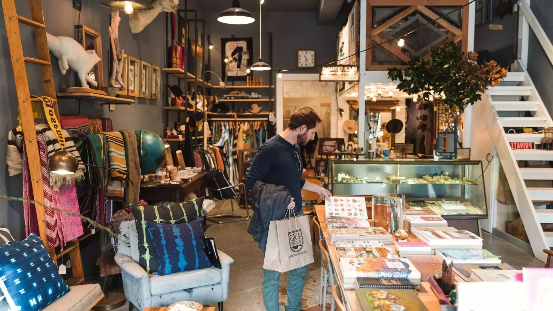 Ein Mann kauft in einer Boutique im Stadtteil NoPa in San Francisco ein.