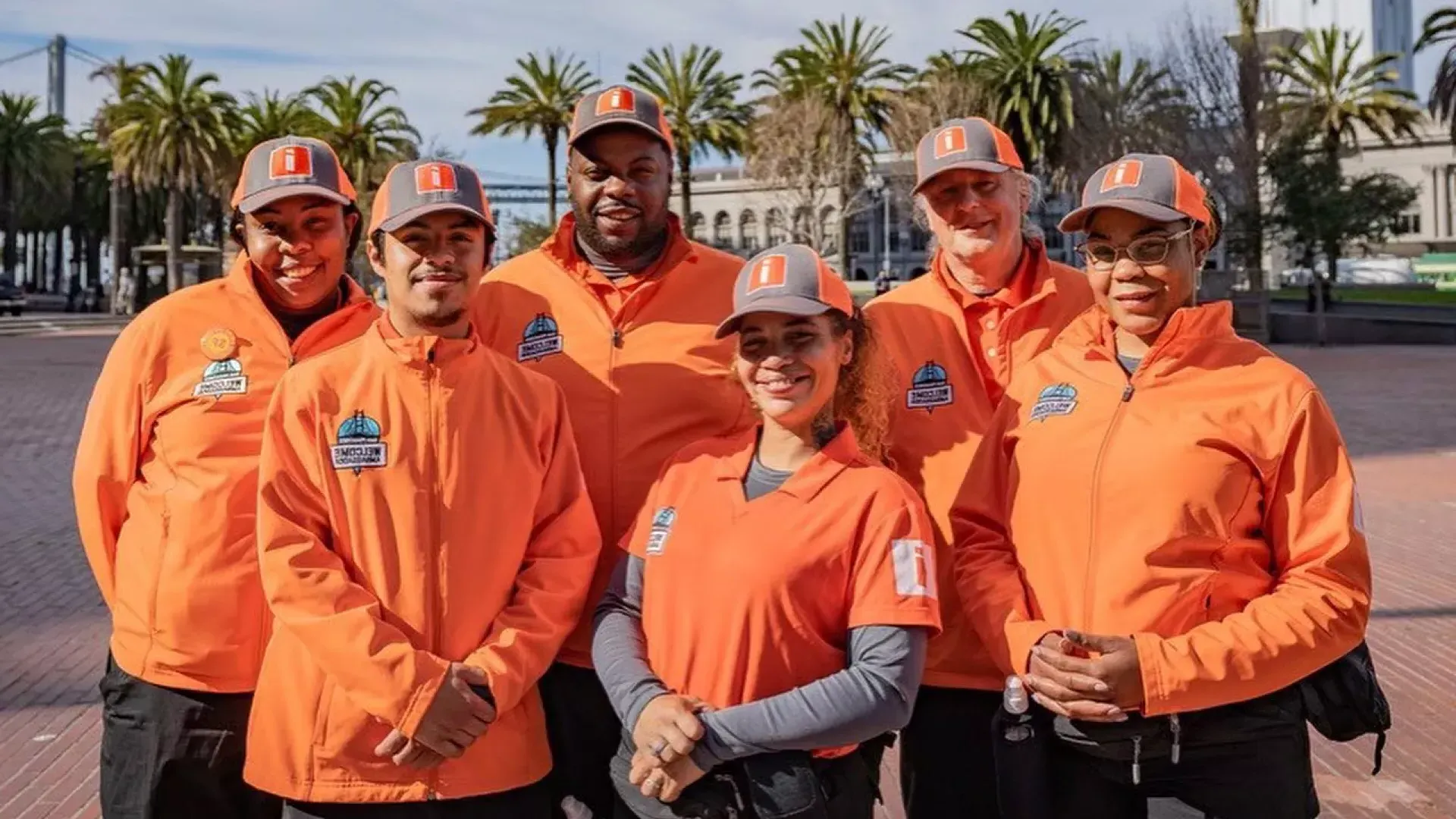 Les ambassadeurs de bienvenue de San Francisco se préparent à accueillir les visiteurs au Ferry Building.