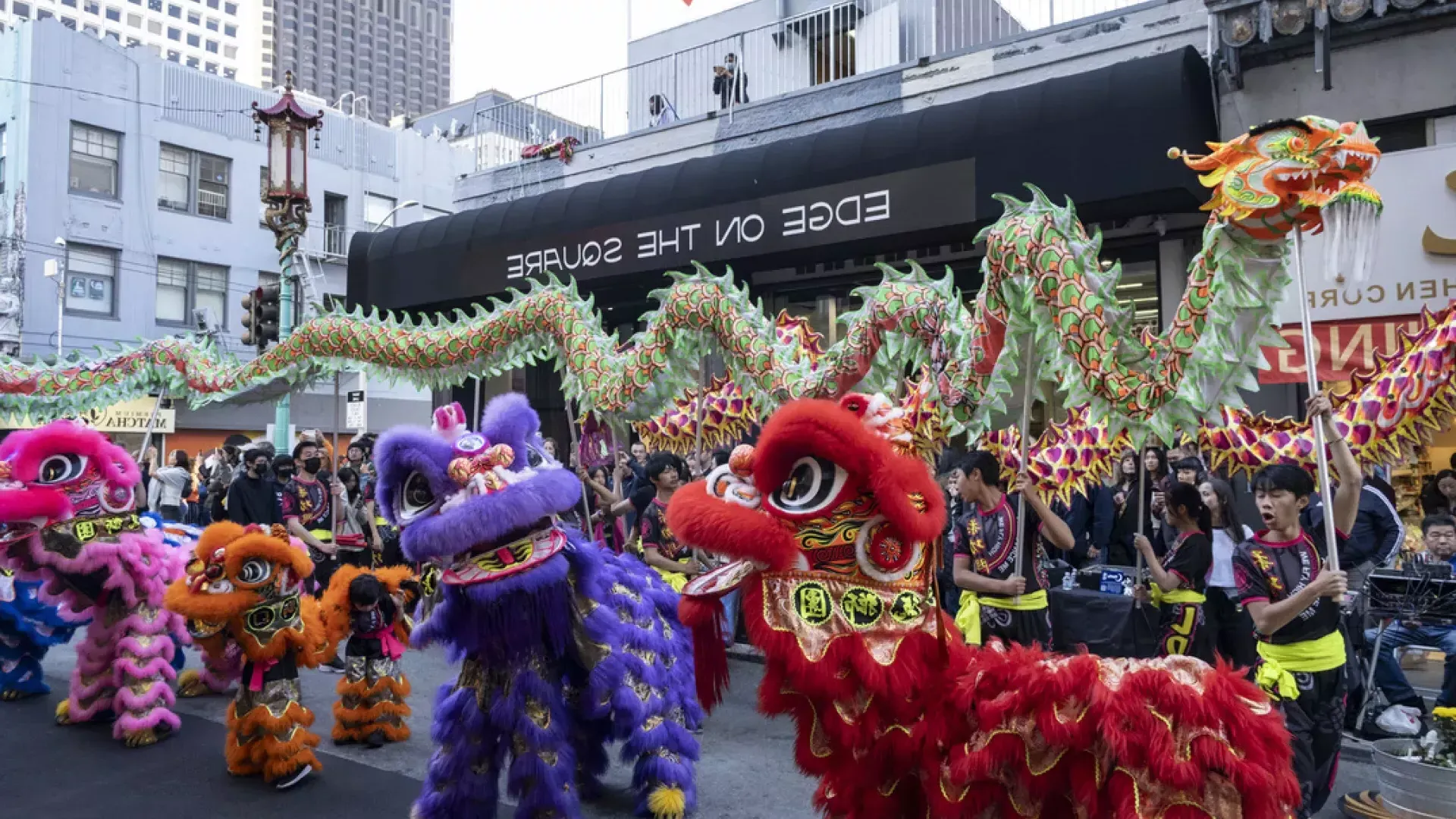 唐人街的庆祝活动就在广场的边缘