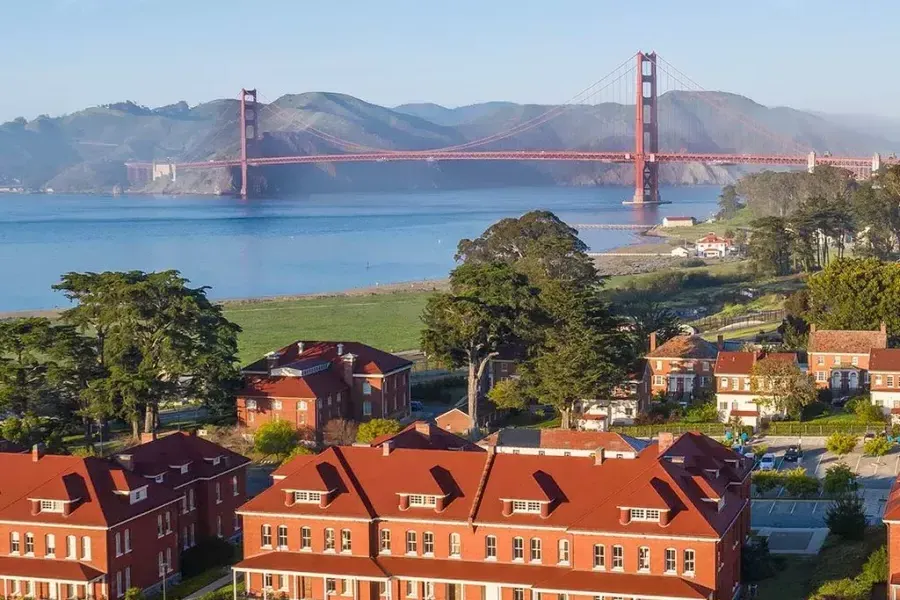 Aerial of the Walt Disney Family Museum with the 金门大桥 in the background