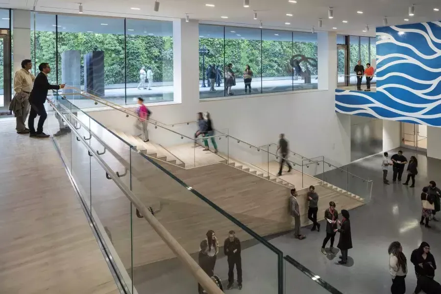 People walk up 和 down stairs in an airy atrium at the San Francisco Museum of Modern Art (SFMOMA).