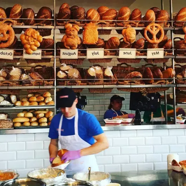 在贝博体彩app的Boudin Bakery，面包师们正在制作面包.