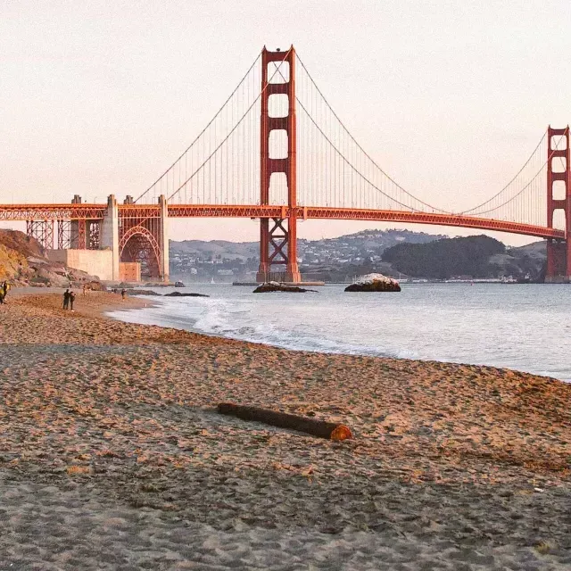 贝博体彩app's Baker Beach is pictured with the 金门大桥 in the background