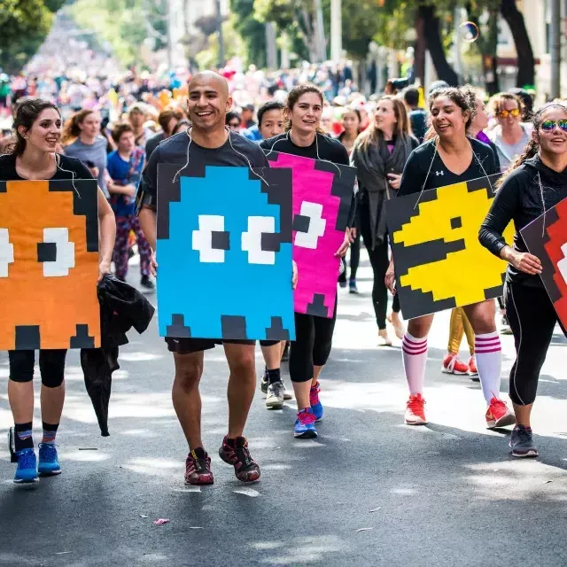 Bay to Breakers Race SF에서 팩맨 의상을 입은 주자들